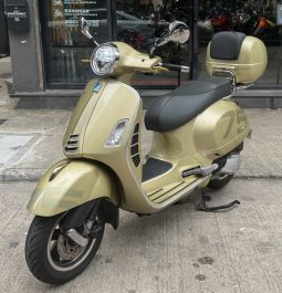 Vespa GTS 300 75週年版